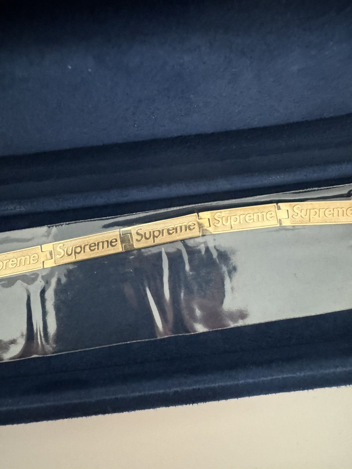 Jacob & Co. × Supreme Supreme Jacob & Co Logo Link Bracelet Gold Size ONE SIZE - 2 Thumbnail