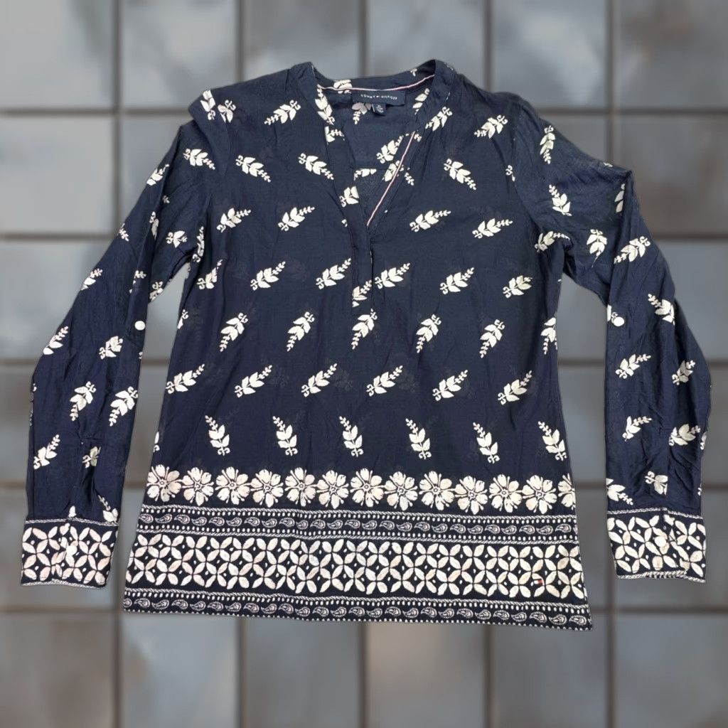 Tommy Hilfiger Tommy Hilfiger Shirt Women's XS Blouse Long Sleeve Floral Paisley Navy Blue V-Neck Lightweight Embroidered Casual Tunic Womens xs blouse Size XS / US 0-2 / IT 36-38 - 1 Thumbnail