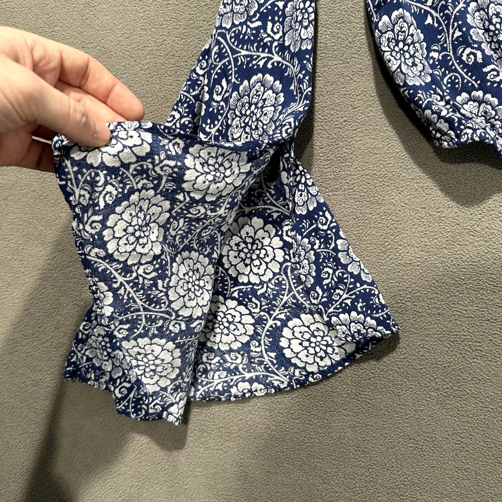 Forever 21 FOREVER 21 Crop Top Women S Blue Floral Paisley Bell Sleeve Flowy Rayon Shirt Size S / US 4 / IT 40 - 7 Thumbnail