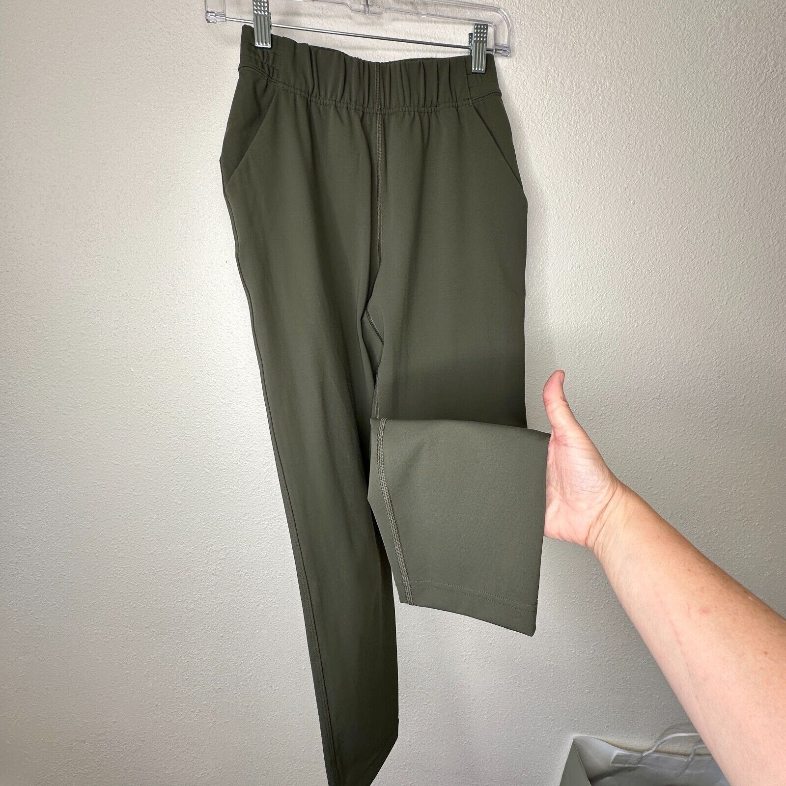 Aritzia The Group by Babaton Olive Weekender Stretch Pocket Jogger Size 24" / US 00 / IT 34 - 3 Thumbnail