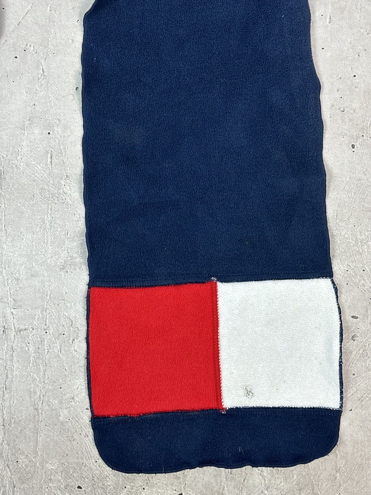 Tommy Hilfiger Vintage Tommy Hilfiger Big Logo Fleece Scarf Size ONE SIZE - 8 Thumbnail