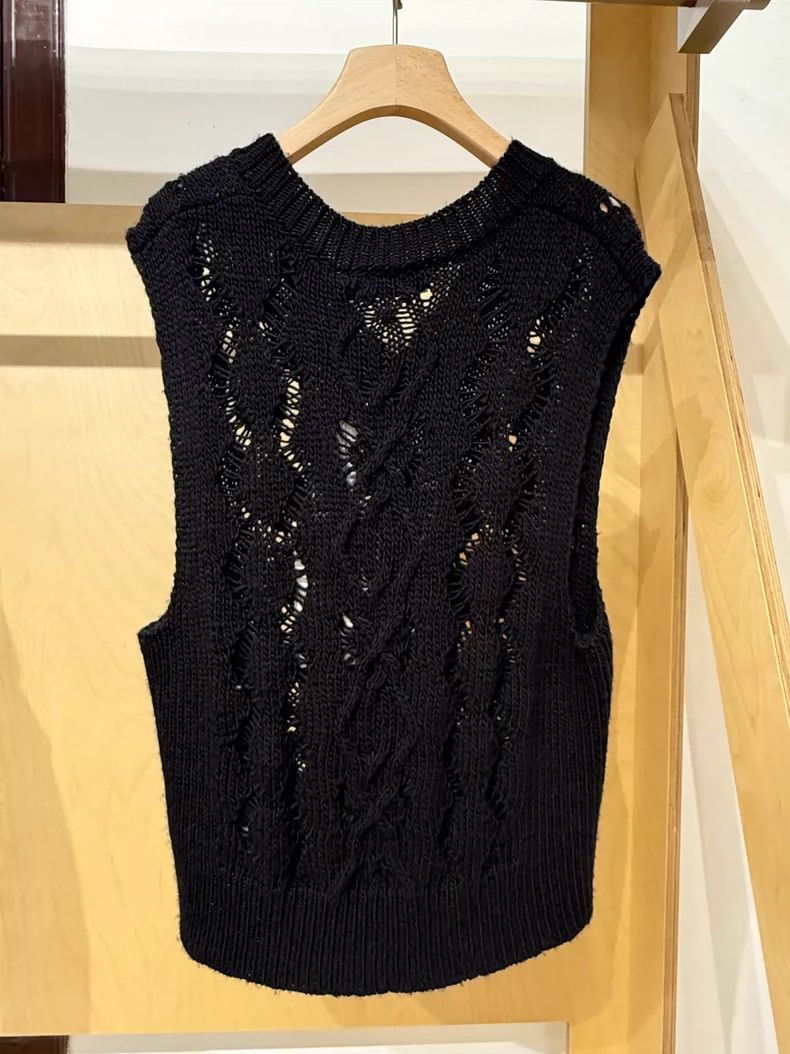 our legacySleeveless knitted vest 2505-Nextarrow