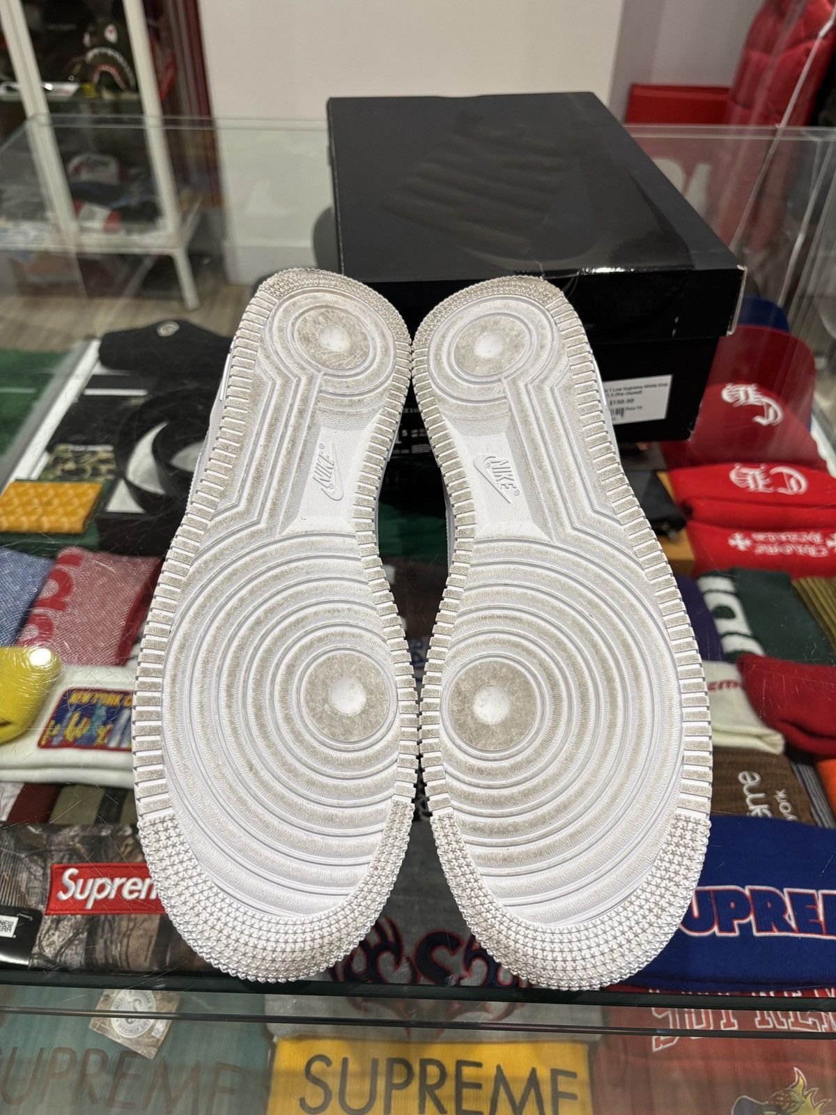 Nike × Supreme Nike Air Force 1 Low Supreme White Size: 11.5 Size US 11.5 / EU 44-45 - 6 Thumbnail