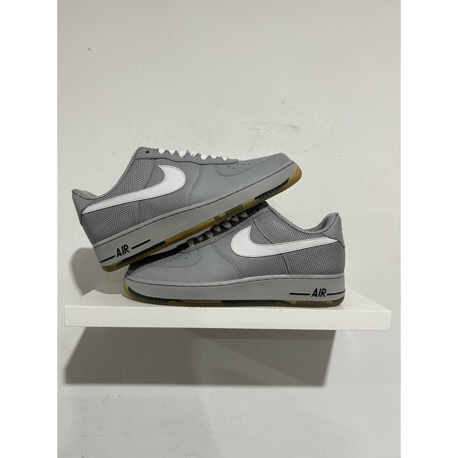 Nike NIKE AIR FORCE 1 LOW FUTURA SIZE 10 NEW Size US 10 / EU 43 - 1 Thumbnail