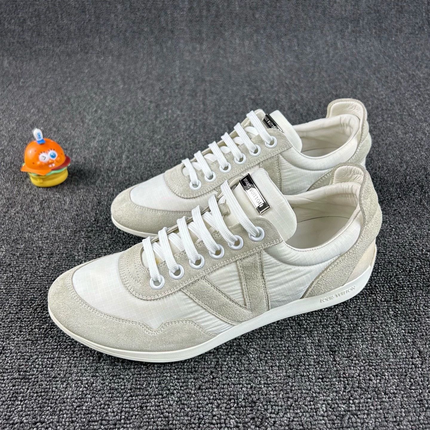 Louis Vuitton Louis Vuitton White Casual Sneakers Size 40 Size US 7.5 / EU 40-41 - 1 Thumbnail