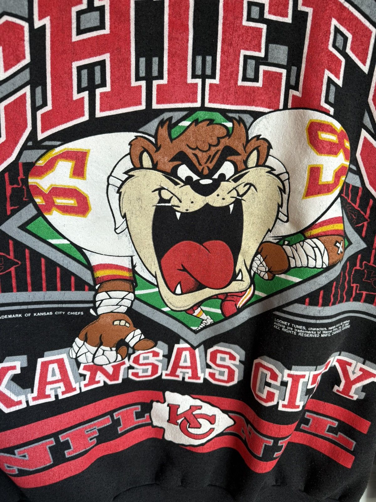 Warner Bros Rare vintage 1992 KC Kansas City Chiefs Taz sweatshirt Size US XL / EU 56 / 4 - 4 Thumbnail