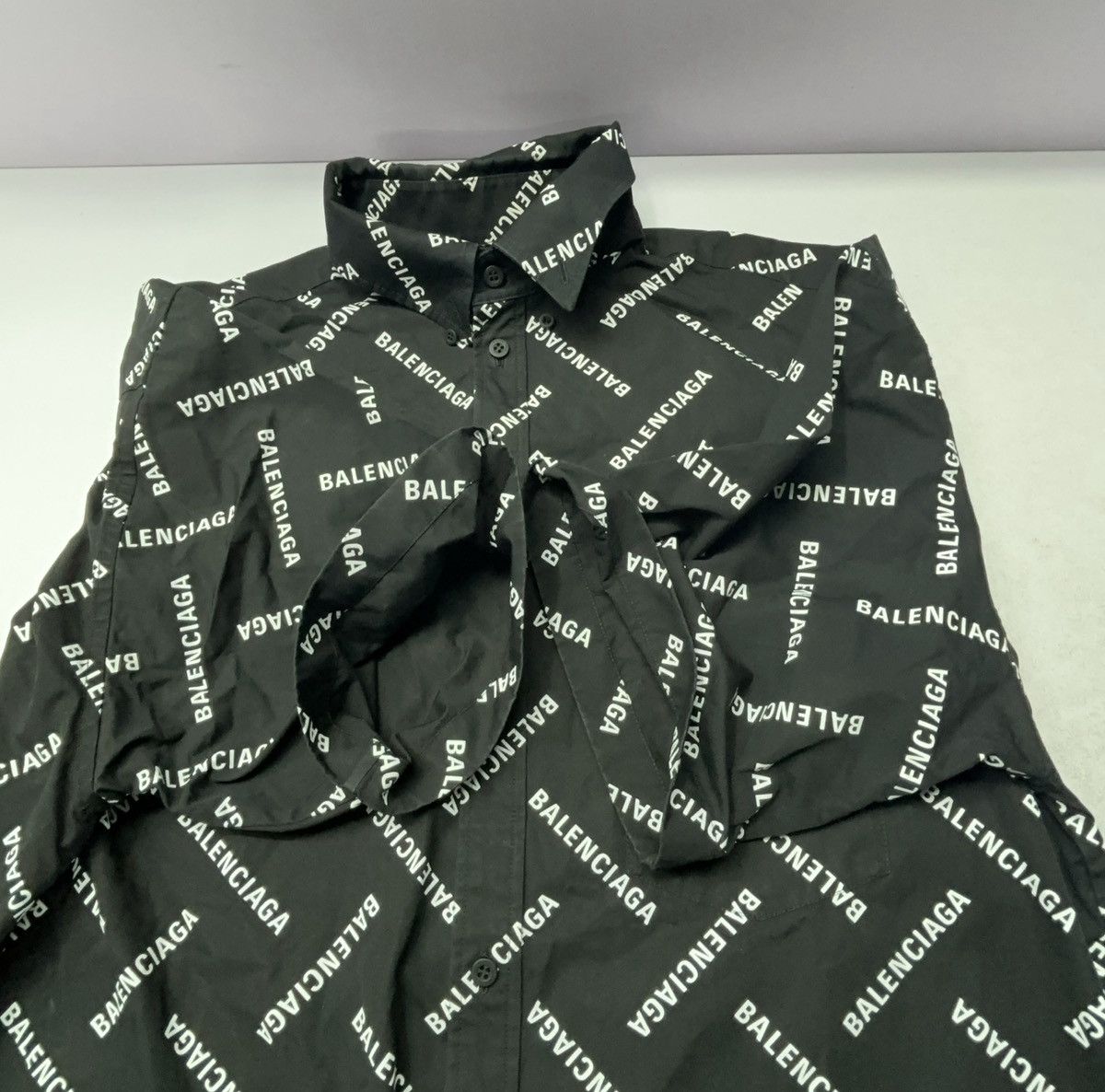 Balenciaga Balenciaga All-Over Logo Short-Sleeve Shirt in Black/White Size US M / EU 48-50 / 2 - 7 Thumbnail