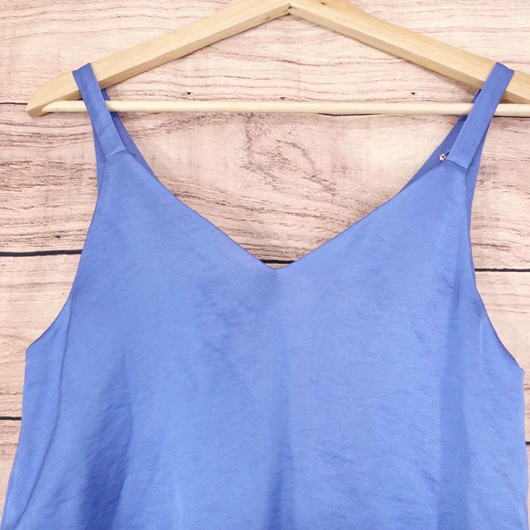 Banana Republic Banana Republic Tank Top Womens XS Blue Sleeveless V Neck Camisole Camisole Tank Top Women XS Blue V-Neck Lightweight Sleeveless Camisole Bag? Size XS / US 0-2 / IT 36-38 - 4 Thumbnail
