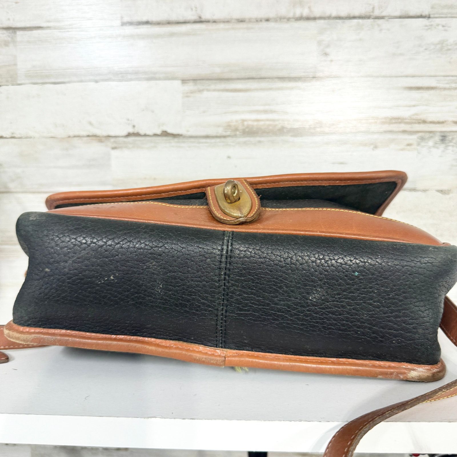 Dooney & Bourke Vtg Dooney & Burke Crossbody All Weather Pebbled Leather Bag Size ONE SIZE - 5 Thumbnail
