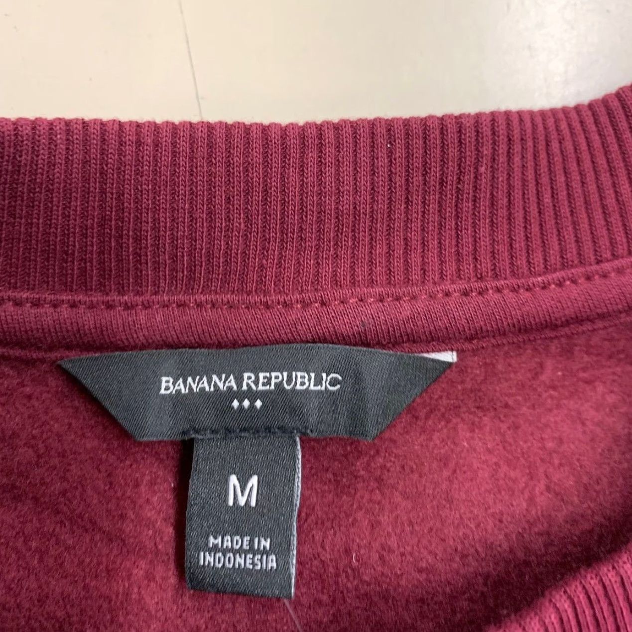 BANANA REPUBLIC Classic Fleece Sweatshirt Men's Size M Bright Wine Red Crew Neck Long Sleeve Solid Cotton Blend Classic Fit Sweatshirt