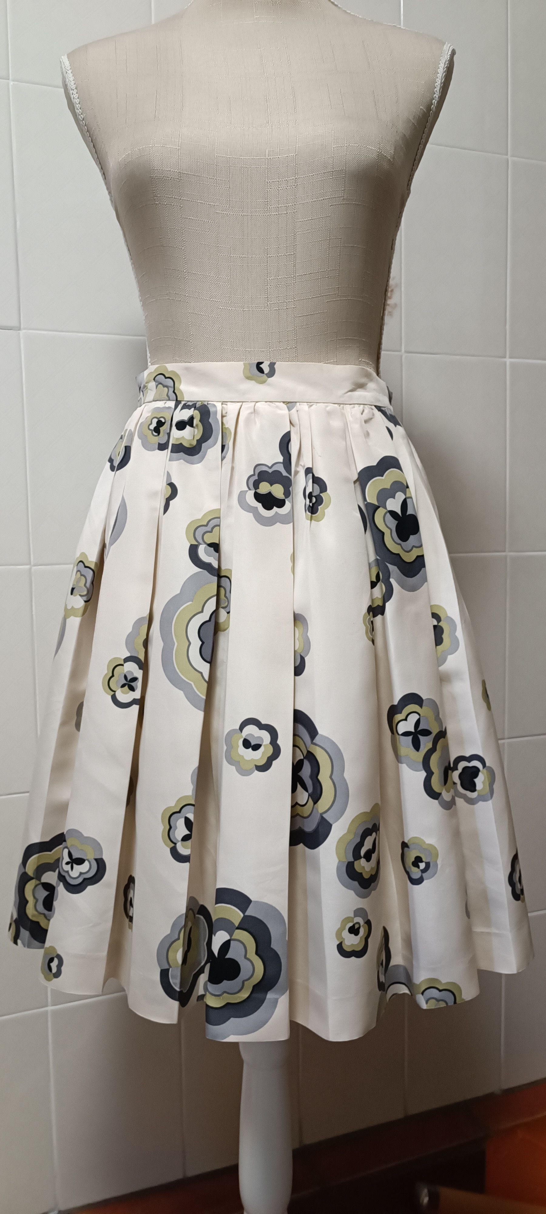 Miu Miu SS 2006 Flowers print beige midi skirt Size 28" / US 6 / IT 42 - 2 Thumbnail