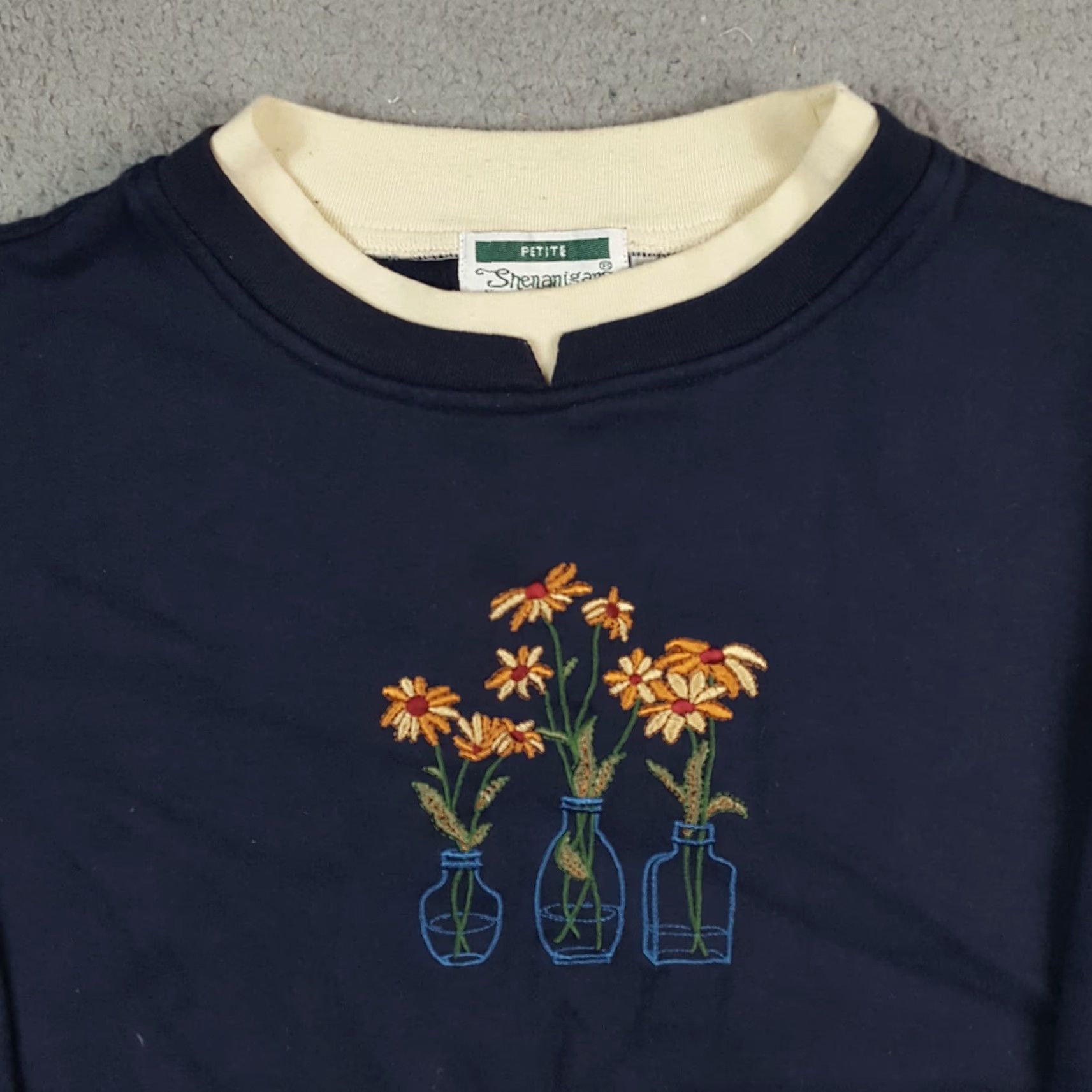 Vintage VINTAGE Shenanigans Sweatshirt Flower Vase Floral Nature Sz Petite L Crewneck Pullover Blue 90s College University Floral Garden Athletic Womens Size L / US 10 / IT 46 - 2 Thumbnail