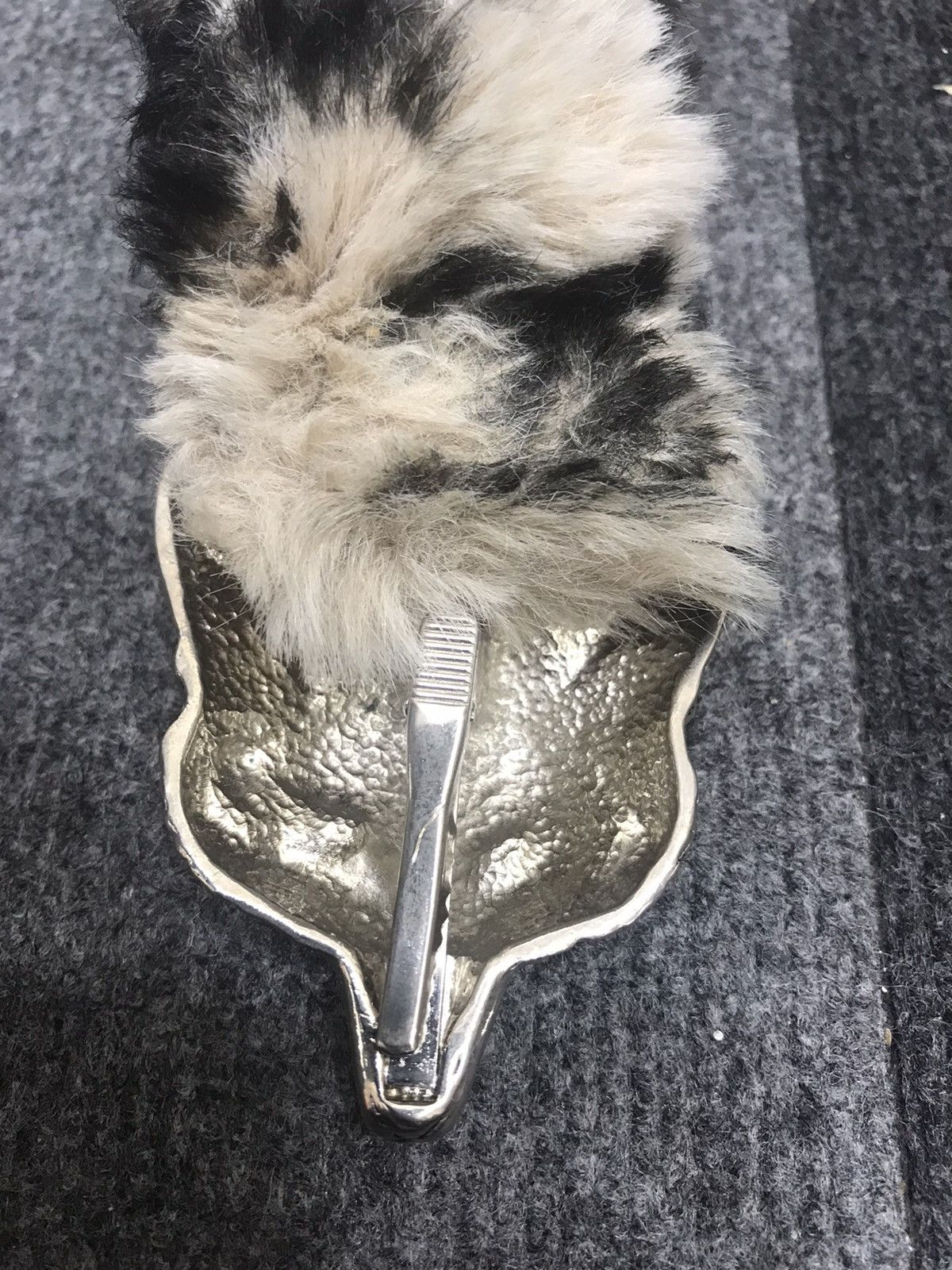Designer × Japanese Brand Very Rare Archival MILK Faux Fur Scarf with Wolf Brooch Size ONE SIZE - 6 Thumbnail