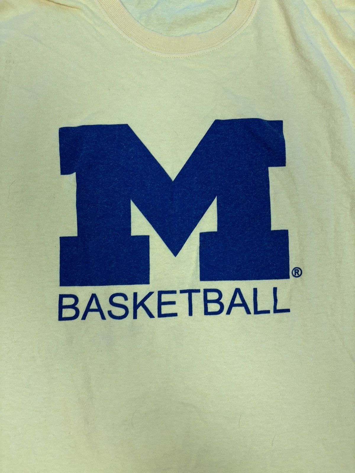 Vintage U of m michigan basketball tshirt Size US L / EU 52-54 / 3 - 3 Thumbnail