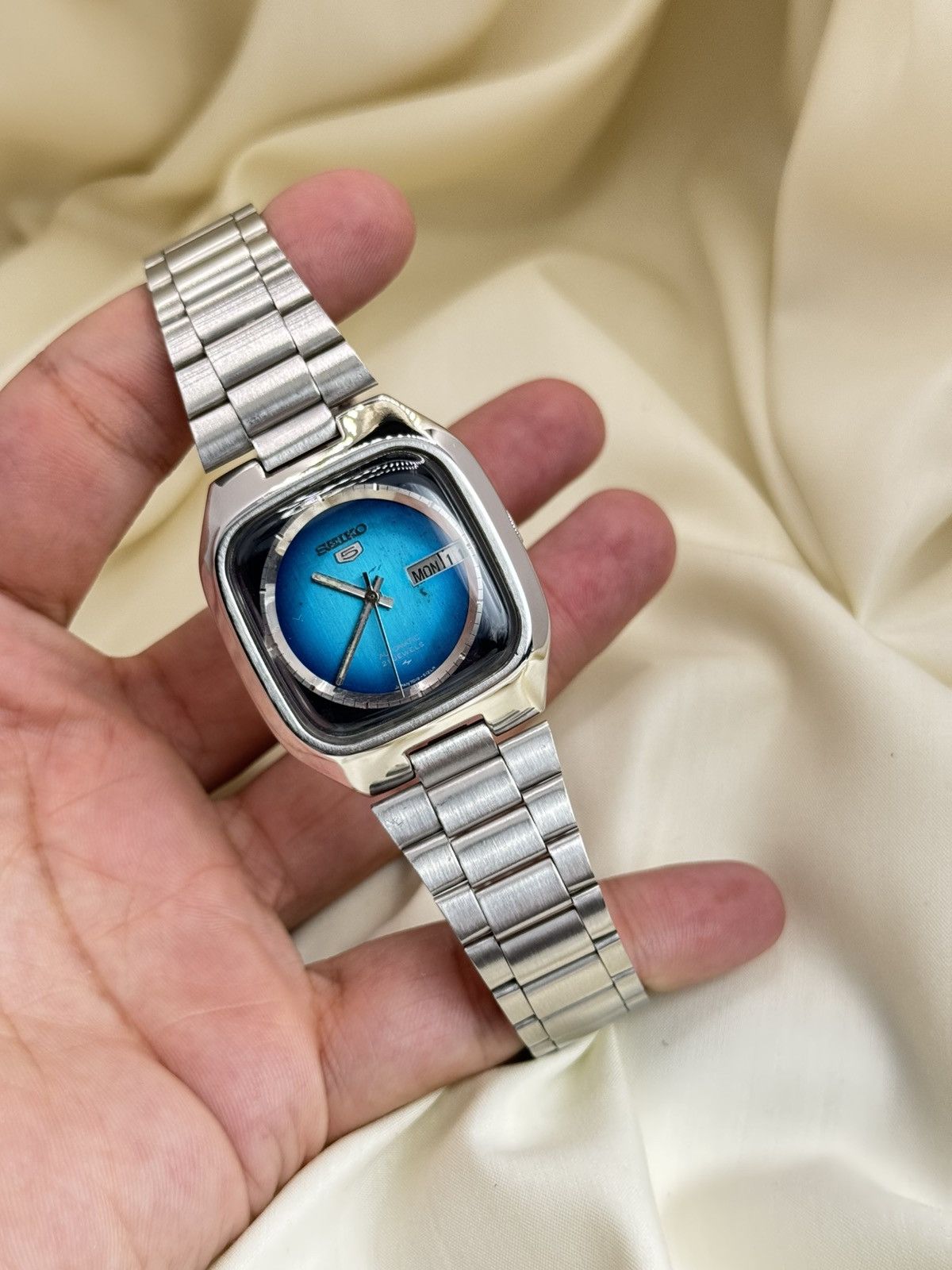 Seiko Seiko 5 Japan Vintage TV Case Blue Fade Dial 21J Automatic Size 36 - 10 Thumbnail
