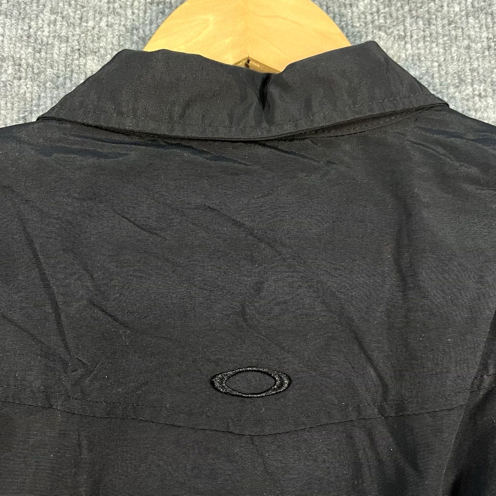 Oakley VINTAGE Oakley Windbreaker Jacket Mens XL Black Zip Nylon Solid Logo 90s Y2K Gorpcore Size US XL / EU 56 / 4 - 4 Thumbnail