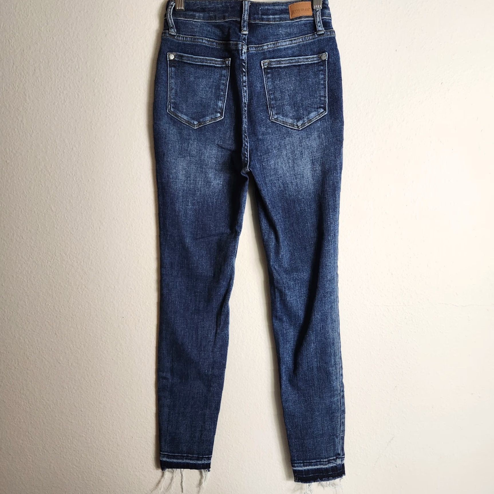 Vintage Judy Blue Jeans Womens Reese Control Top Dark Wash Skinny Mid Rise Inseam 28 Size 26-Blue, 5-Pocket, Regular, Denim, Cotton Blend, Distressed Size 4XL / US 24-26 - 6 Thumbnail
