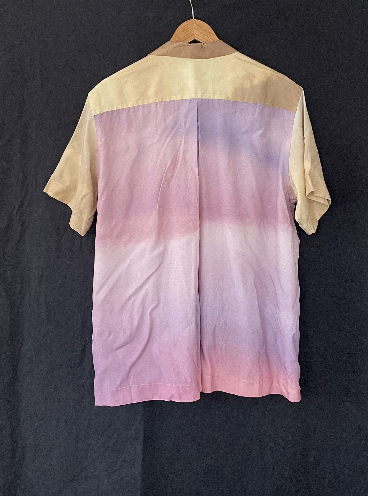 Gradient pleated short- sleeved shirt