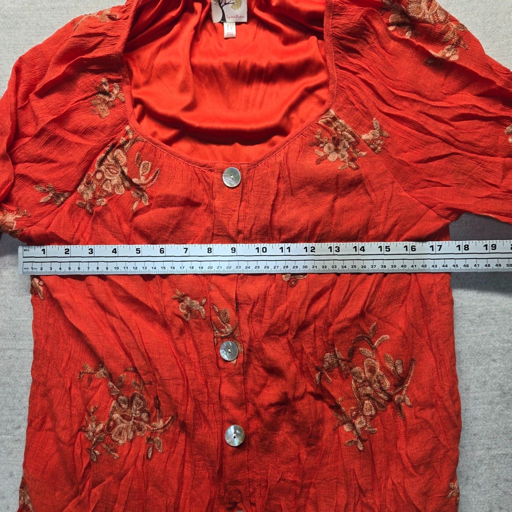 Vintage Fig & Flower Shirt Blouse 1X Red Floral Embroidered Knit Roll Tab Sleeve V-Neck Button Collarless Ladies Womens Shirt Size XL / US 12-14 / IT 48-50 - 4 Thumbnail