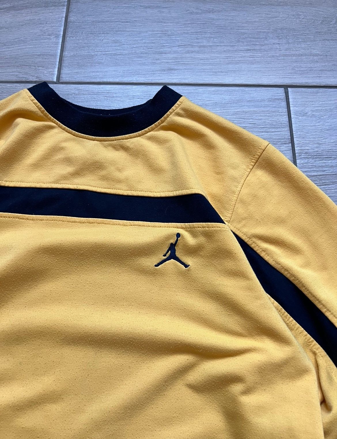 Jordan Brand Vintage Nike Air Jordan Longsleeve Mini Logo Y2K Size US L / EU 52-54 / 3 - 7 Thumbnail