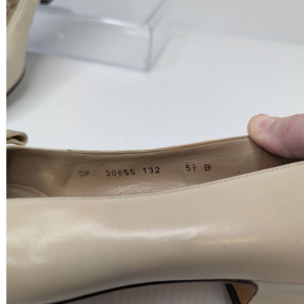 Salvatore Ferragamo vintage Ferragamo pumps heels satin leather cream gold 5.5 Size US 5.5 / IT 35.5 - 6 Thumbnail