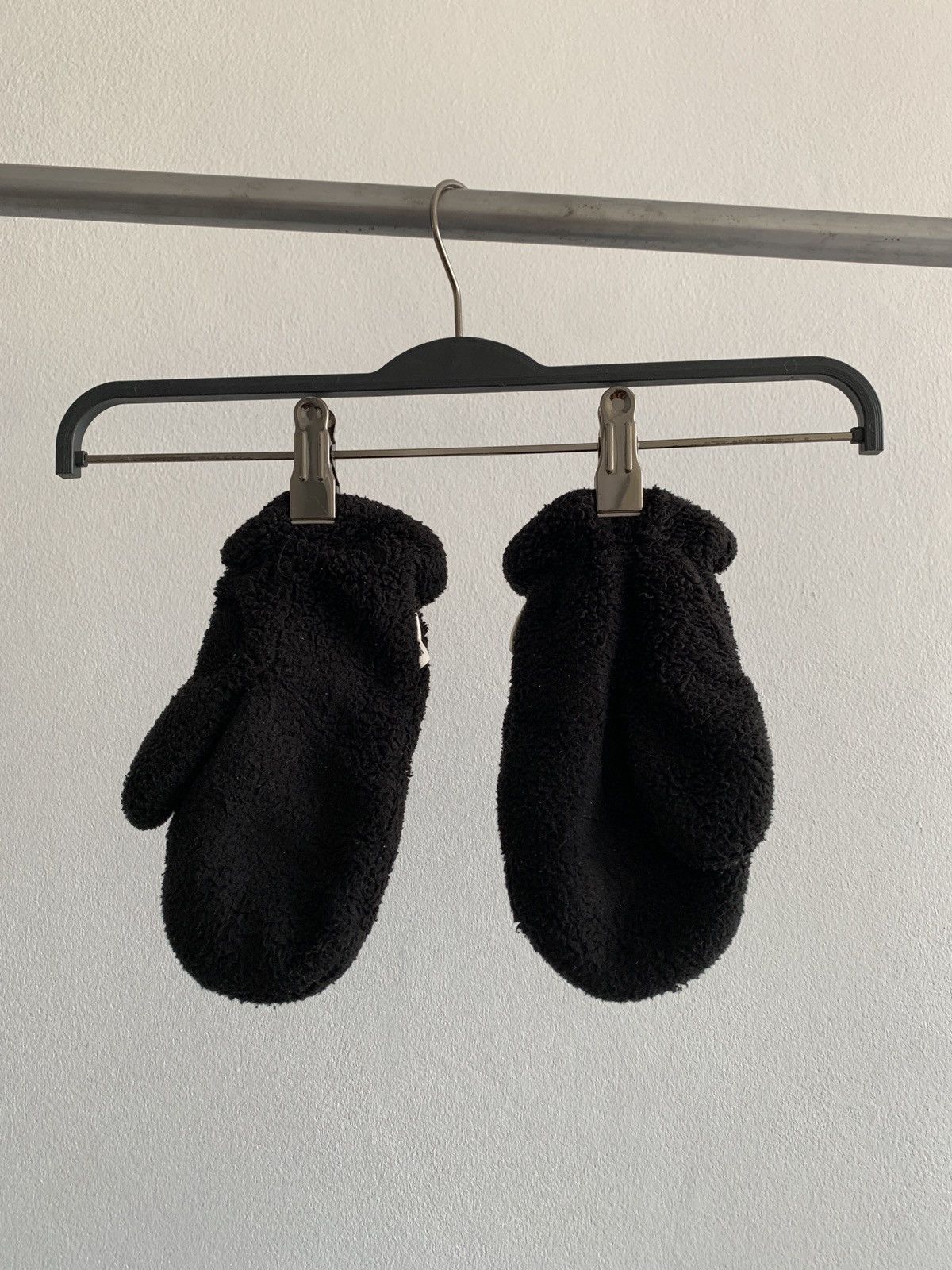 Ne-Net Ne-net Fuzzy Cat Gloves by Issey Miyake Size ONE SIZE - 8 Thumbnail