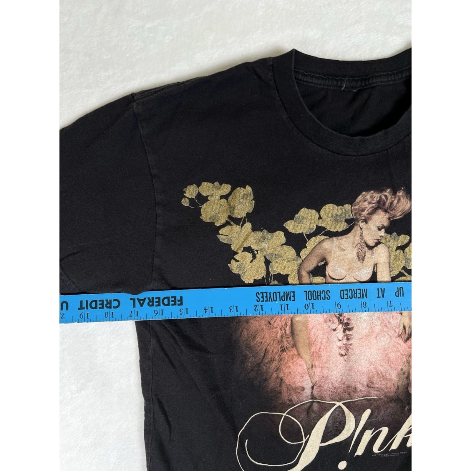 Vintage PINK T-Shirt Women’s Small Short Sleeve Black 2013 Truth About Love Tour Concert Music Womens Dance/Pop Theme Love Shop Keywords Size S / US 4 / IT 40 - 6 Thumbnail