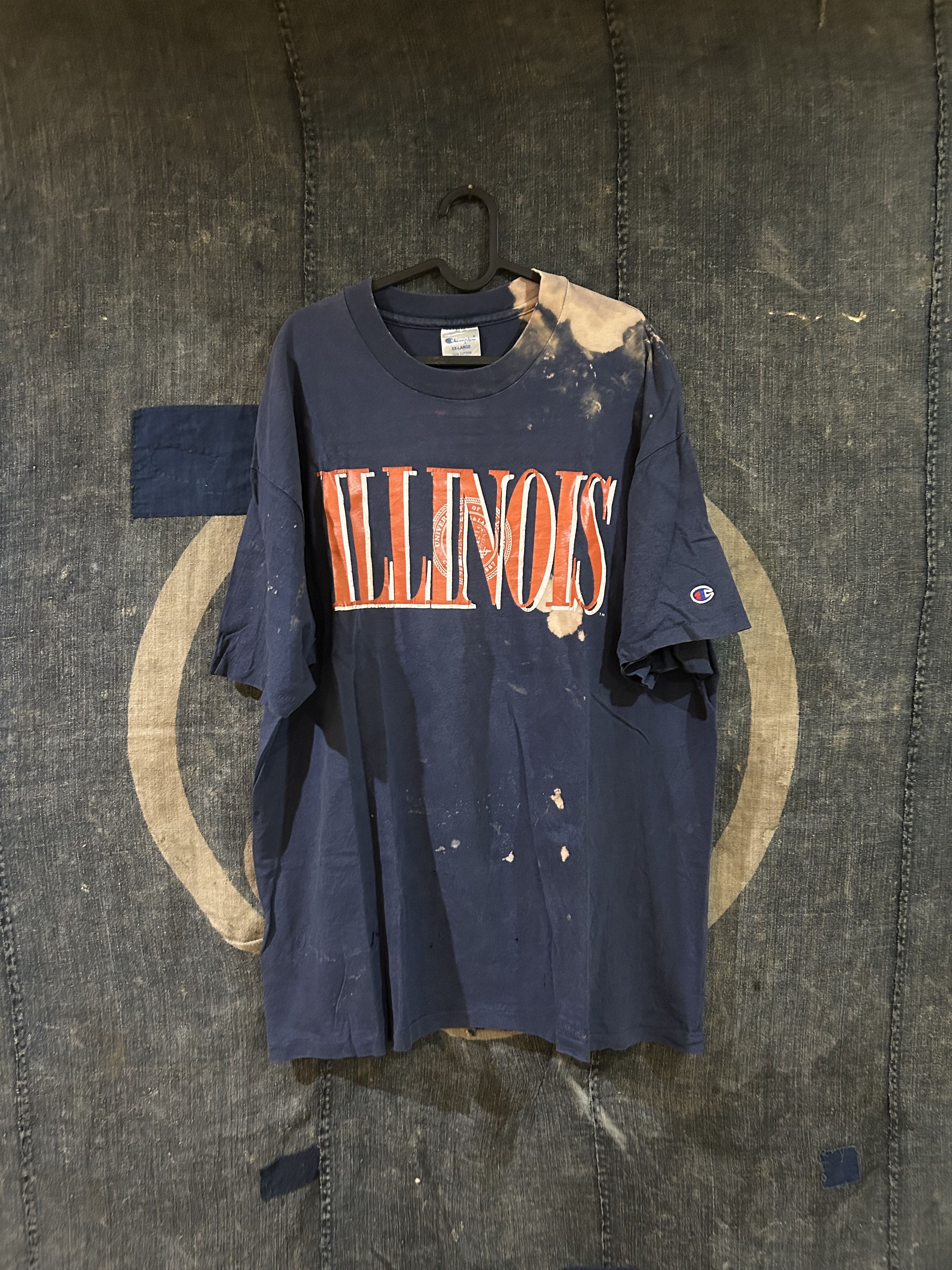 Vintage Champion Illinois Thrashed Bleached Vintage T Shirt 90s Size US XL / EU 56 / 4 - 1 Thumbnail