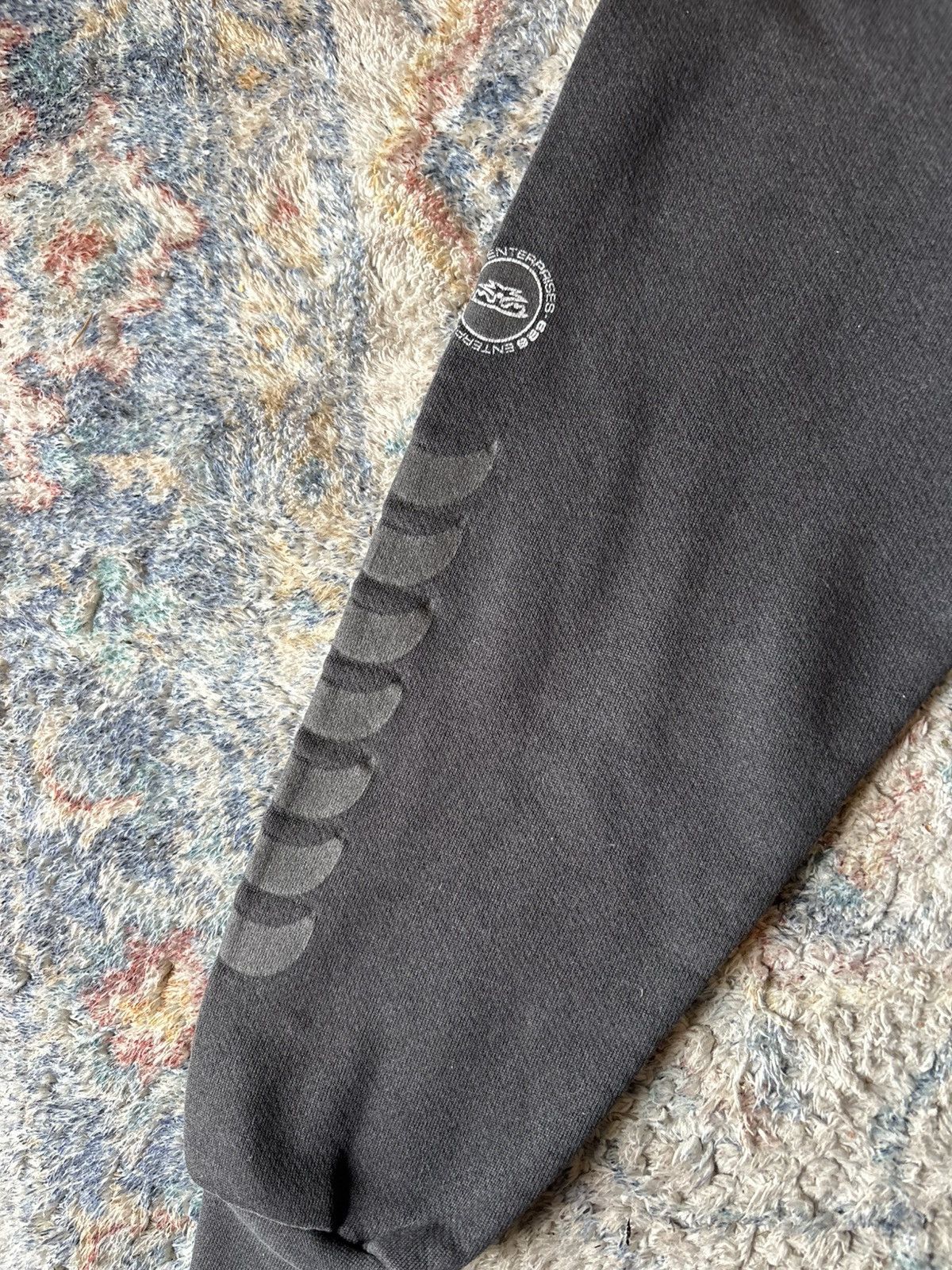 Vintage Vintage Lee 686 Enterprises Black Faded Pullover Hoodie Size US L / EU 52-54 / 3 - 4 Thumbnail