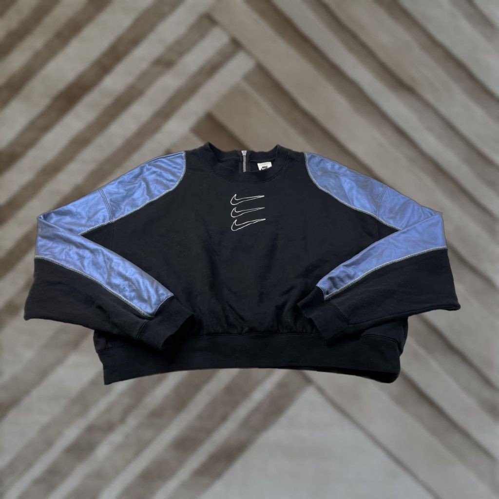 Nike VINTAGE? NIKE Black Metallic Blue Triple Swoosh Crop Sweatshirt Cropped Sweatshirt Women XL Black Metallic Blue Cropped Sweatshirt Nike Womens XL Size XL / US 12-14 / IT 48-50 - 1 Thumbnail