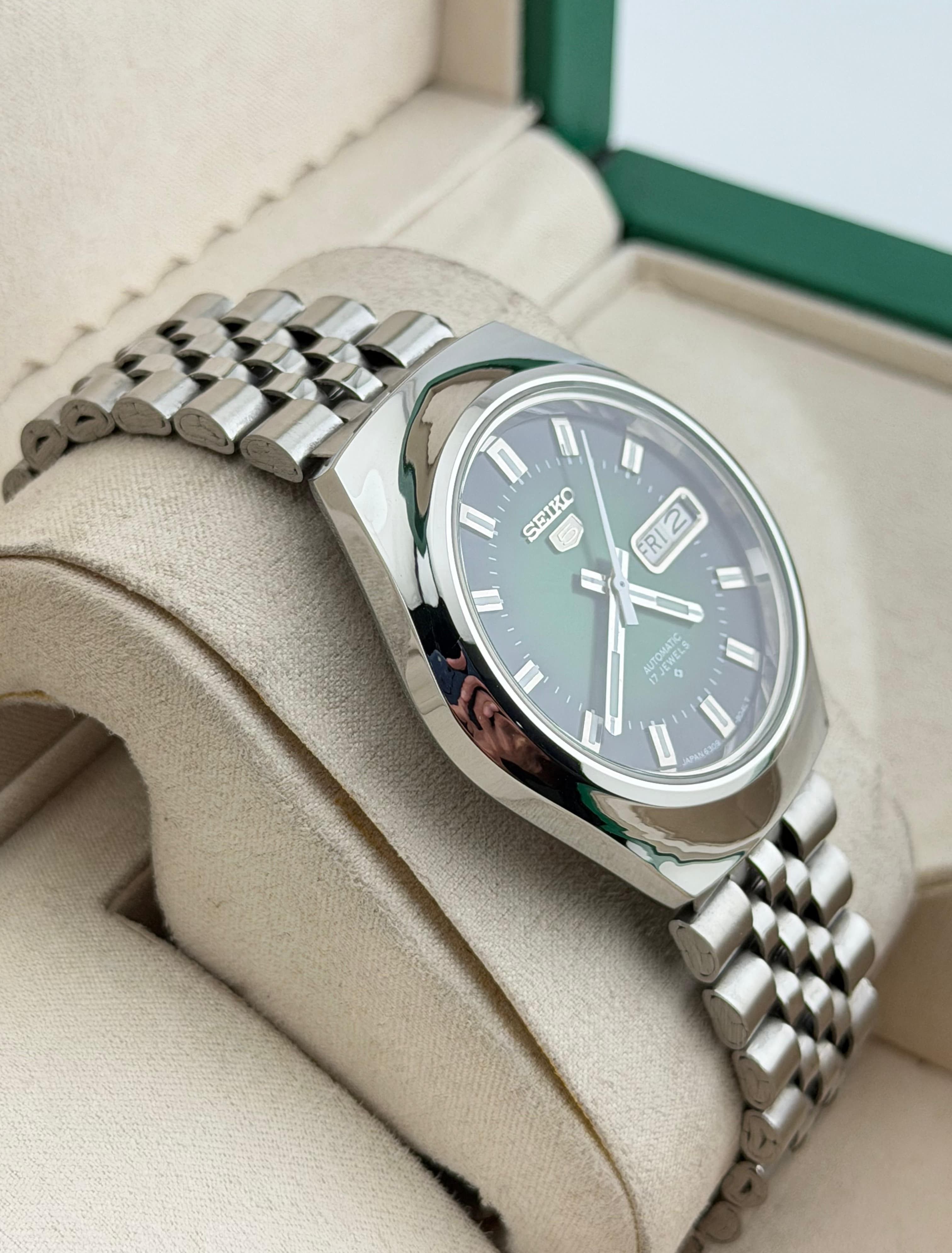 Seiko Elegant Men's Wrist Watch|36mm|Green Dial|Day-Date Size 36 - 4 Thumbnail