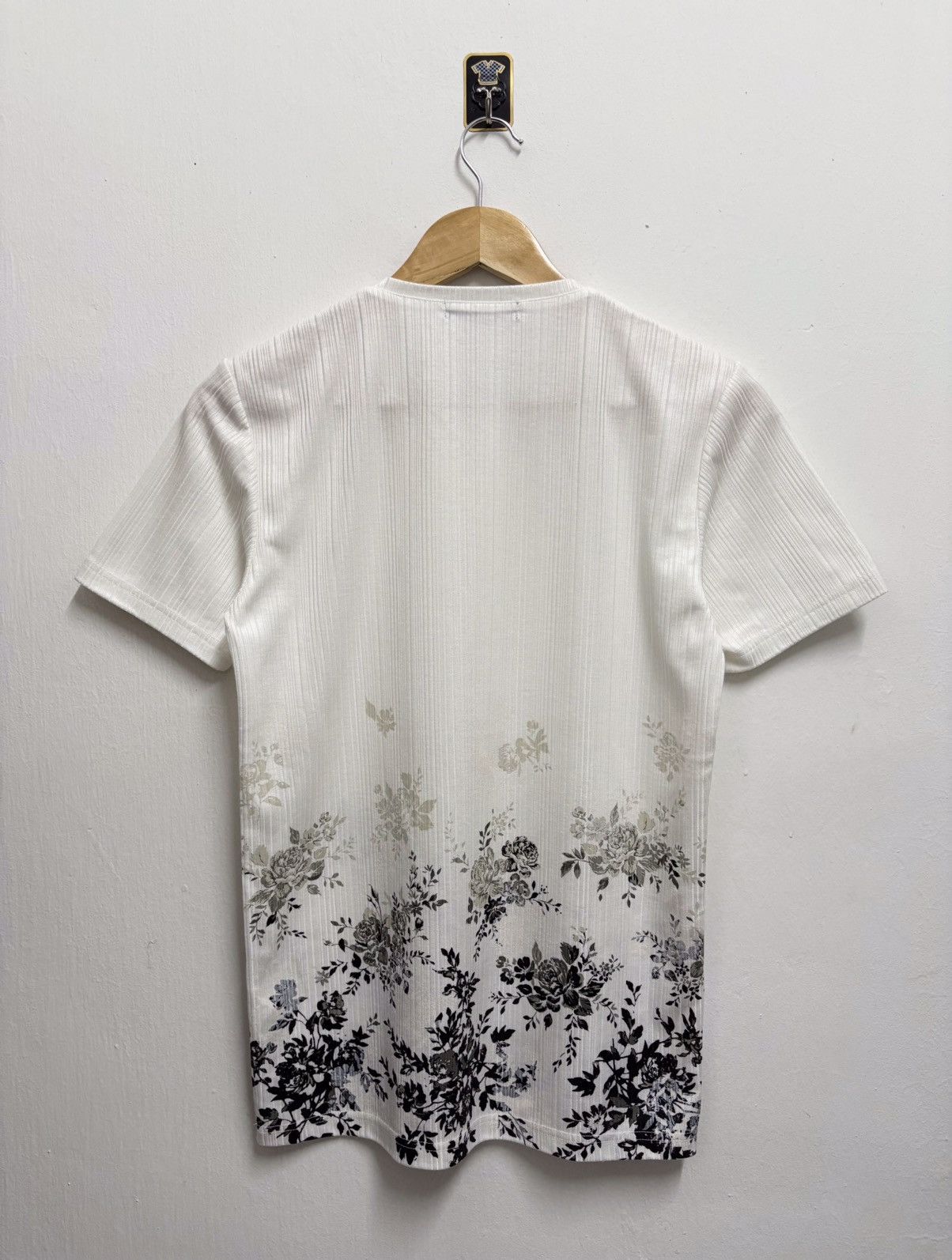 Tornado Mart 2000's Tornado Mart Black Rose / L.G.B Style V-Neck T-Shirt Size US XS / EU 42 / 0 - 2 Thumbnail