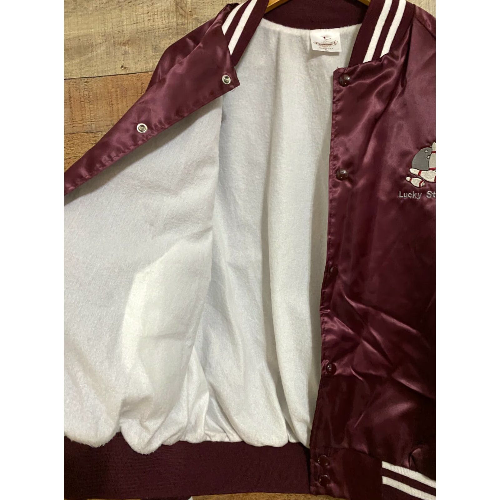 Vintage VINTAGE 1980s satin bomber jacket "Lucky Strikes" made in USA Auburn Sportswear XL Red Sportswear Mens Size US XL / EU 56 / 4 - 3 Thumbnail