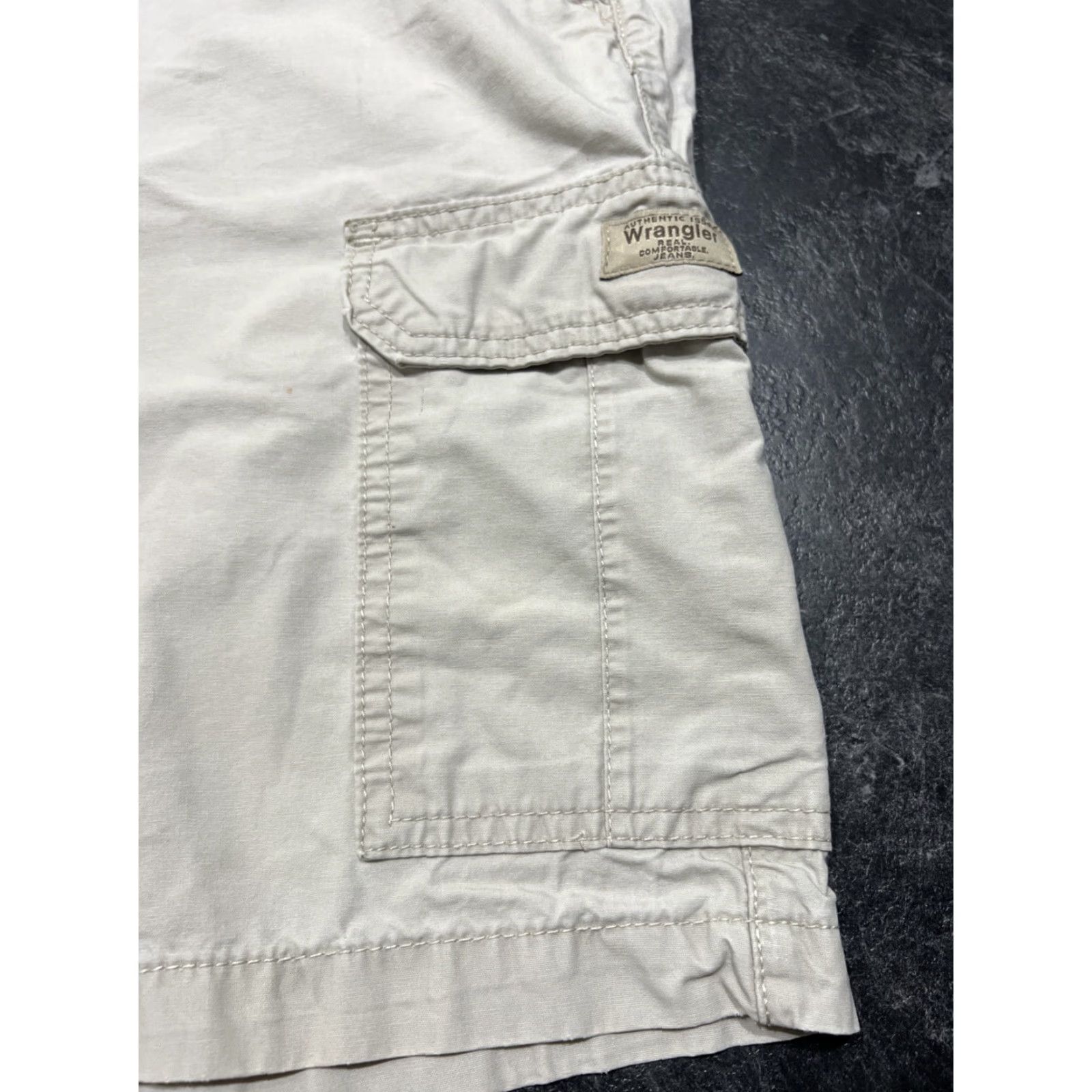 Wrangler VINTAGE Wrangler Cargo Shorts Men Size 38 Beige Hiking Casual NW912PT Size US 38 / EU 54 - 2 Thumbnail
