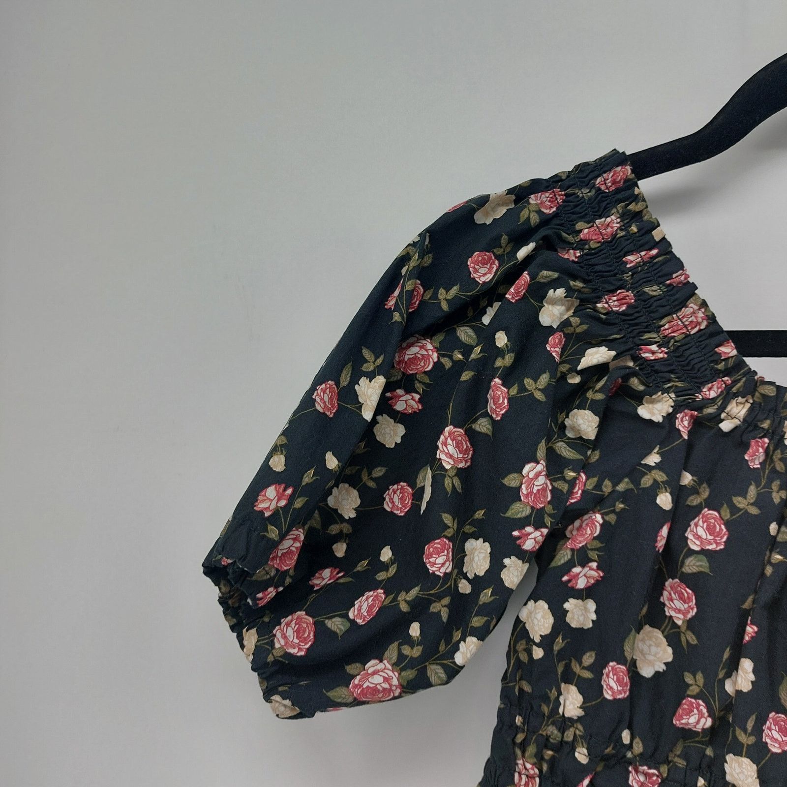 Other Celebrity Pink Floral Puff Sleeve Black Top Smocked Size L Size L / US 10 / IT 46 - 10 Thumbnail