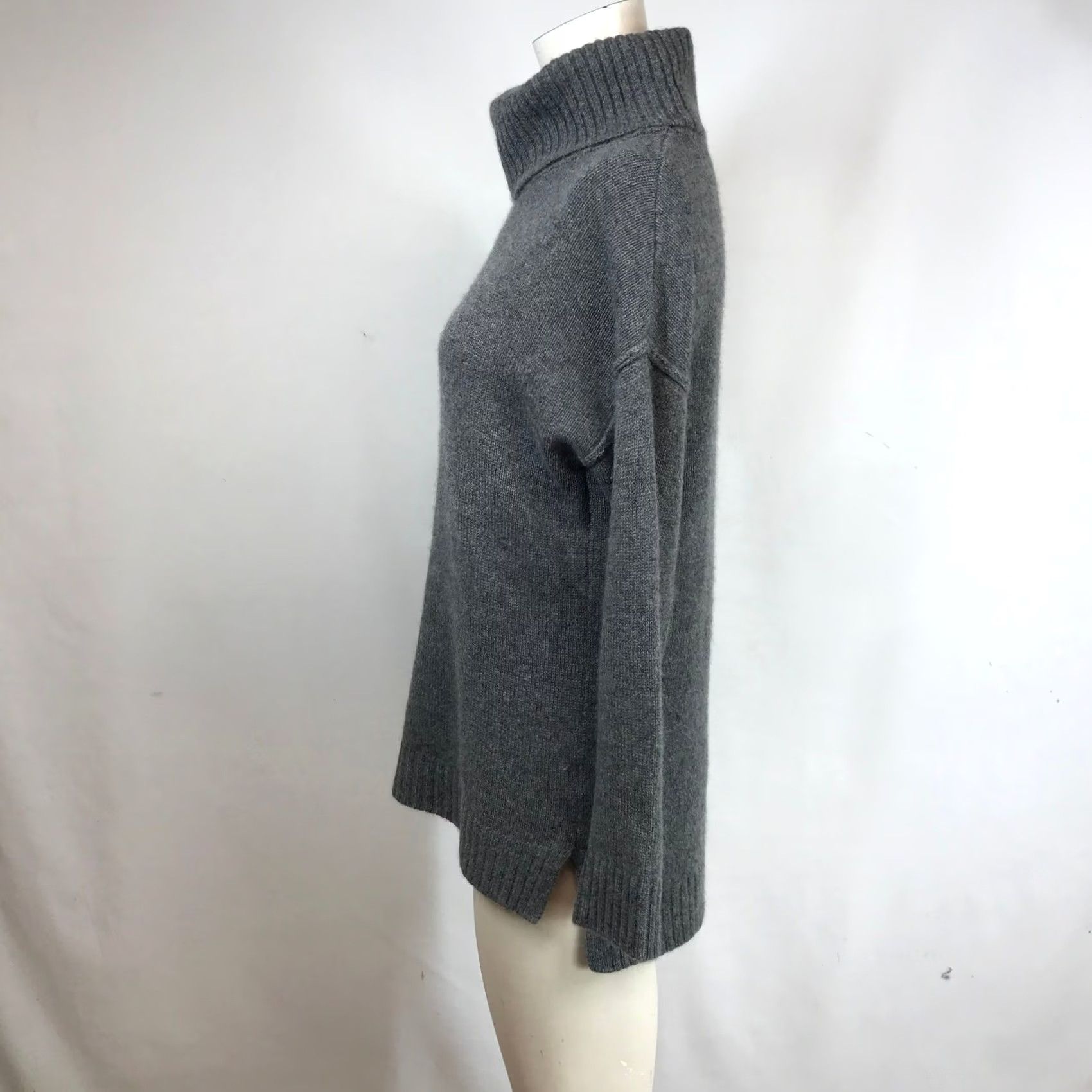 Saks Fifth Avenue Saks Fifth Avenue Gray 100% Cashmere Turtleneck Sweater XS Relaxed Fit Ribbed Womens Pullover Knit, Side Slits, Dry Clean Only Size XS / US 0-2 / IT 36-38 - 6 Thumbnail