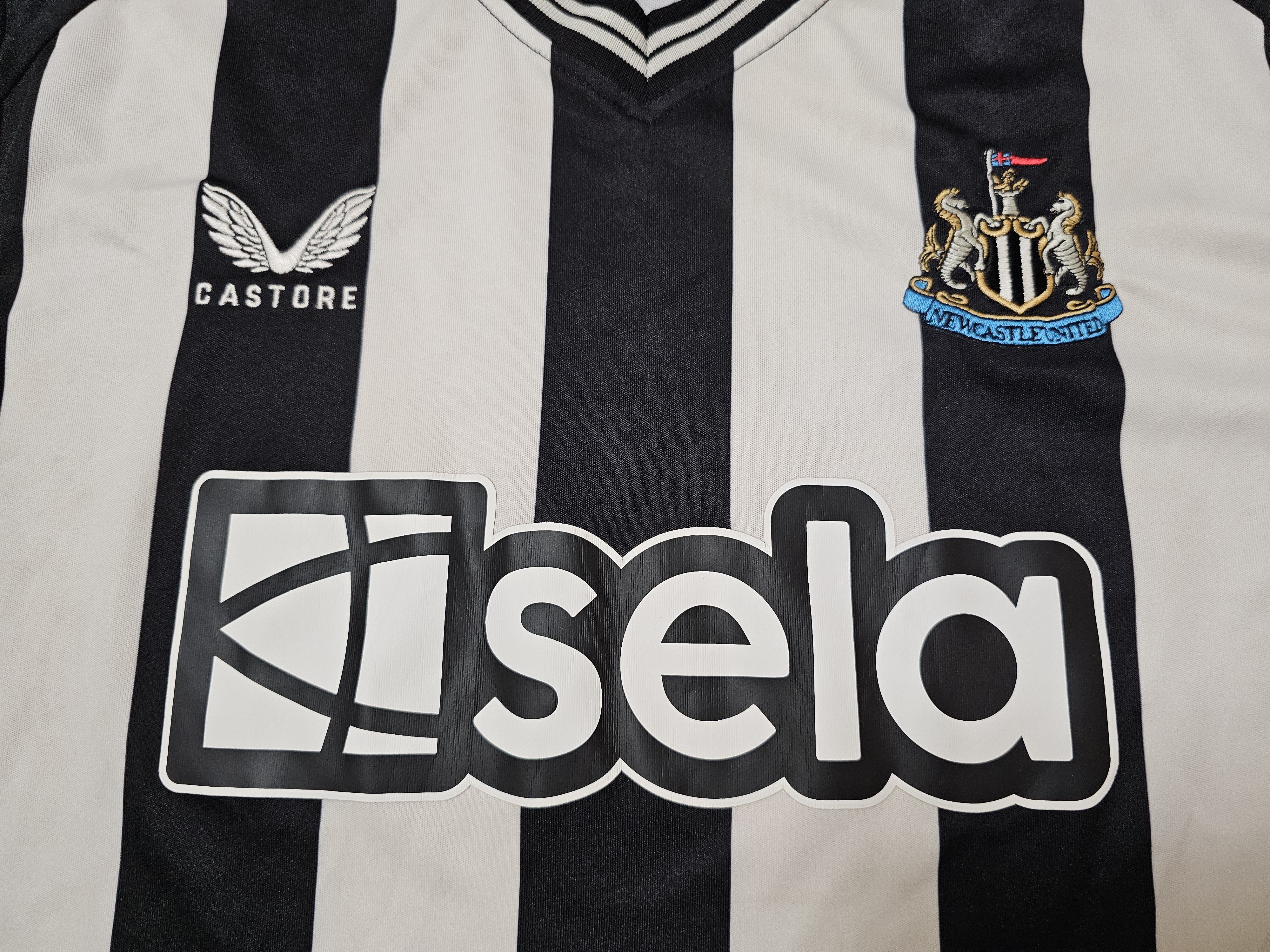 Other NEWCASTLE UNITED 2023 2024 HOME FOOTBALL SHIRT SOCCER JERSEY Size US XL / EU 56 / 4 - 3 Thumbnail