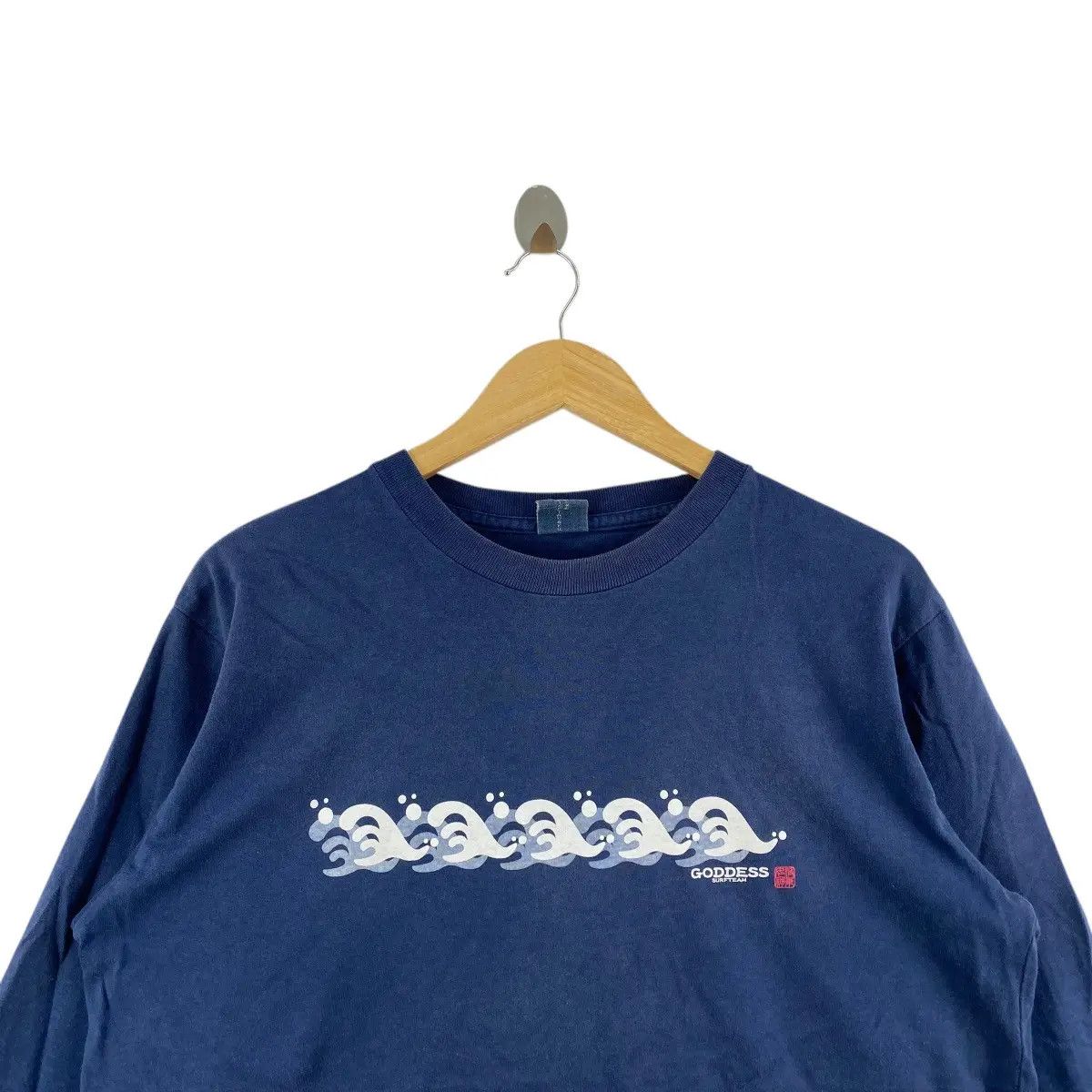 Vintage Vintage TEAM GODDESS SURF Wave Natural Indigo Tee Shirt Size L / US 10 / IT 46 - 4 Thumbnail