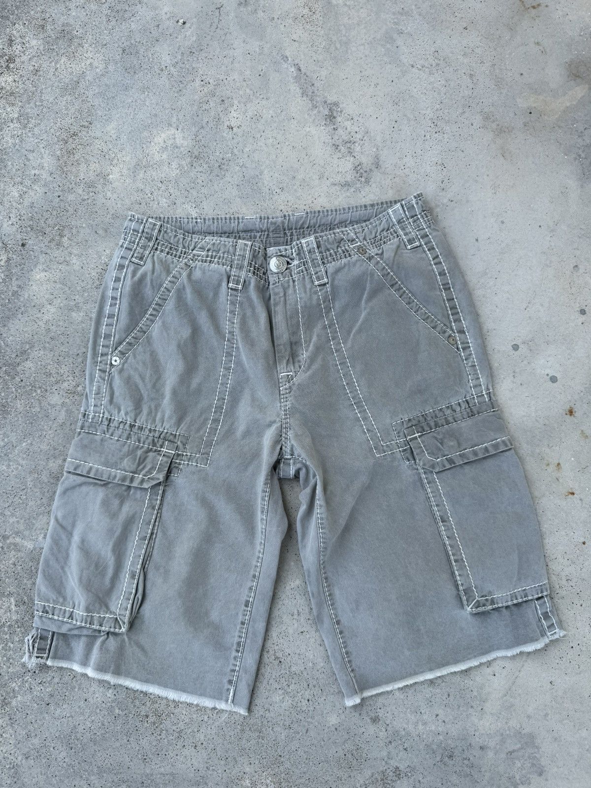 True Religion 2000s True Religion Multipocket y2k Cargos Short Size US 31 - 4 Thumbnail