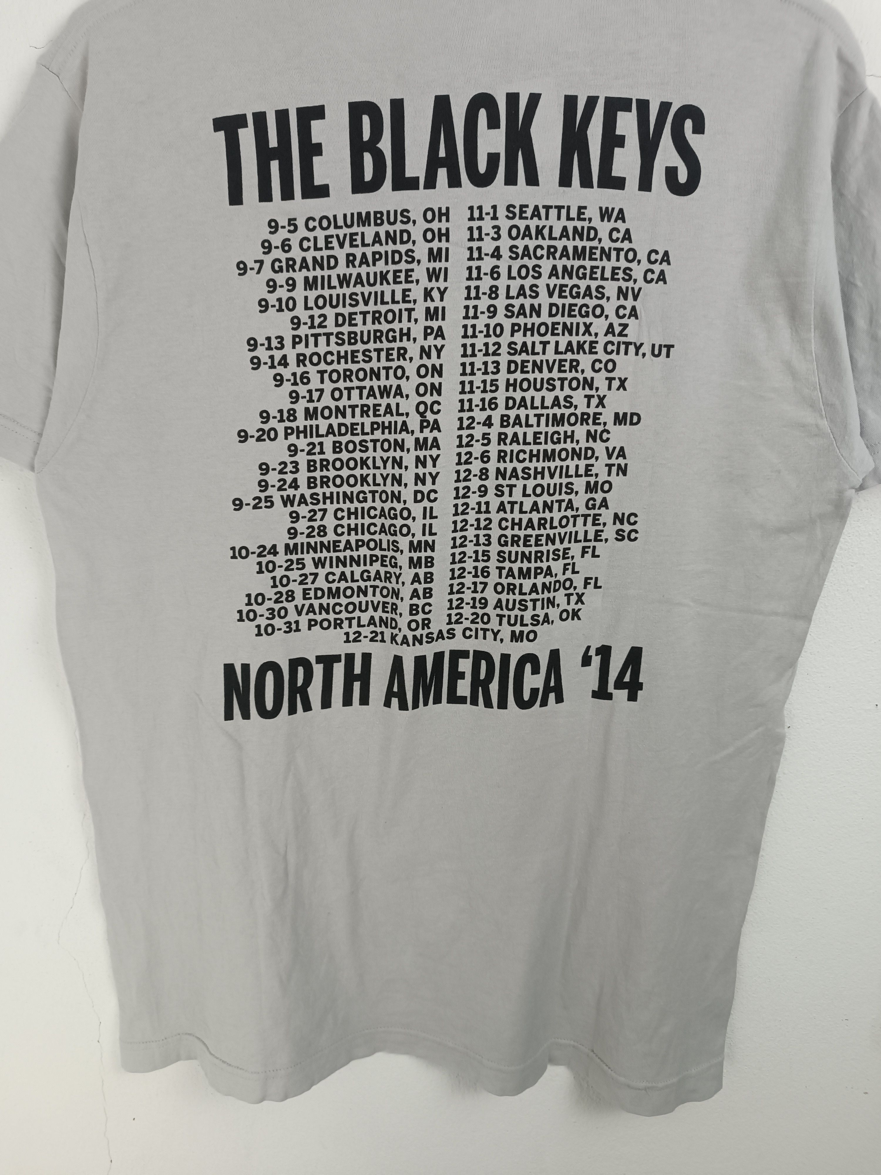 Band Tees VINTAGE '14 THE BLACK KEYS TURN BLUE TOUR white stripes rza Size US L / EU 52-54 / 3 - 14 Thumbnail