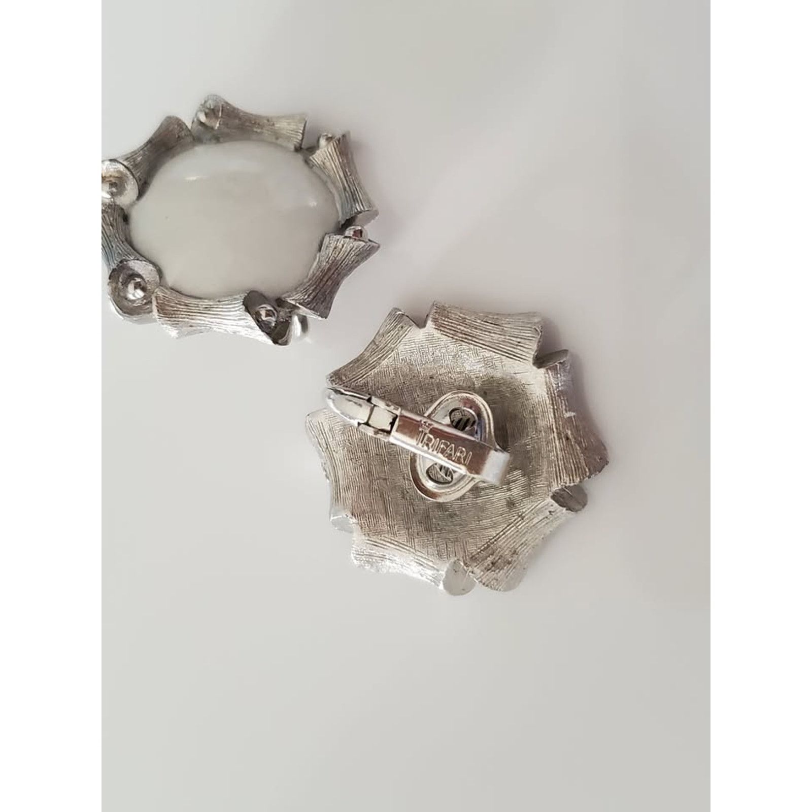 Other Vintage Mid-century Crown Trifari White and Silver Earrings Size ONE SIZE - 3 Thumbnail