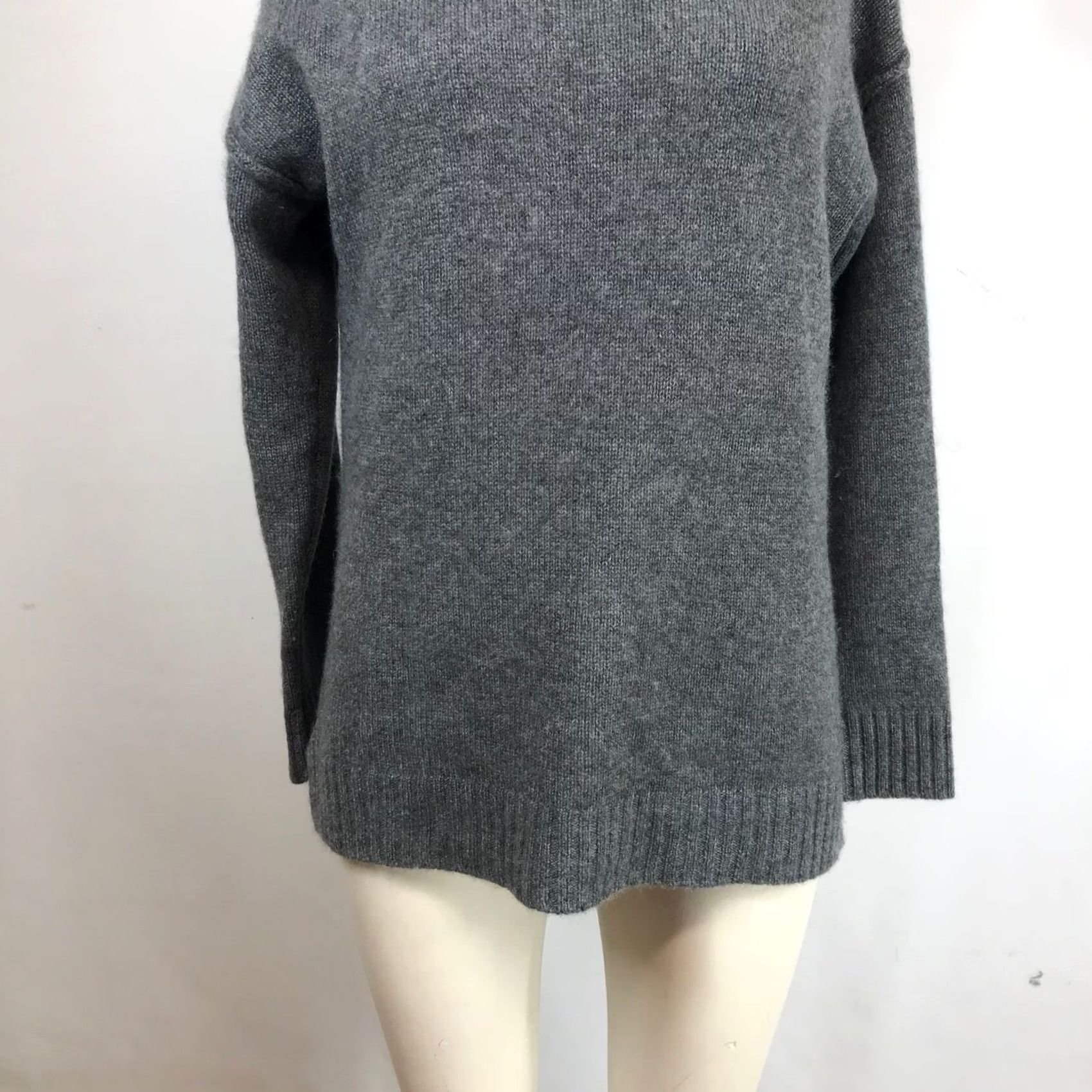Saks Fifth Avenue Saks Fifth Avenue Gray 100% Cashmere Turtleneck Sweater XS Relaxed Fit Ribbed Womens Pullover Knit, Side Slits, Dry Clean Only Size XS / US 0-2 / IT 36-38 - 3 Thumbnail