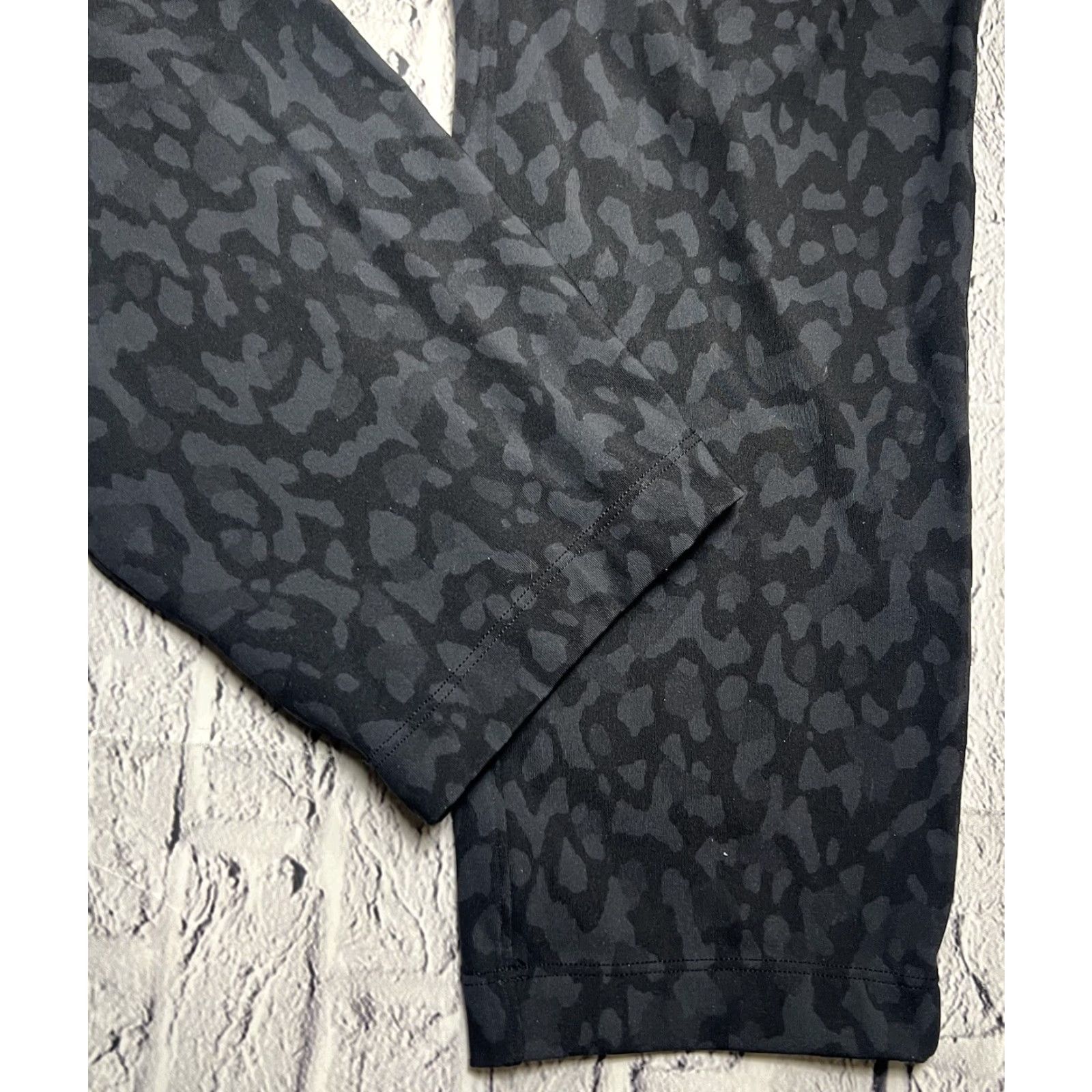 Lululemon Lululemon On The Fly 7/8 Leopard Print Pants Ladies 4 Cropped Black Leopard Animals 27 in Inseam Womens Size 27" / US 4 / IT 40 - 4 Thumbnail