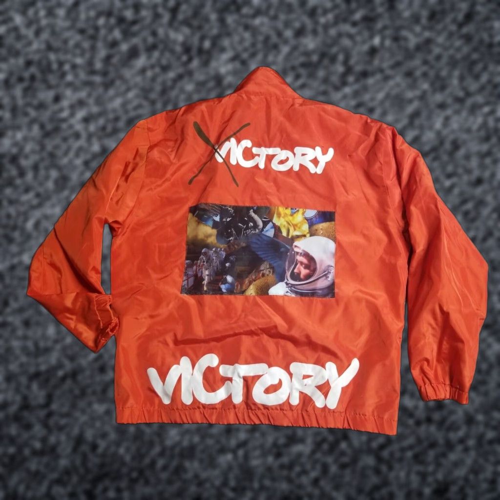Vintage Gloomy Bear Mens L Windbreaker Tracksuits Jacket Orange Bear Print Distressed Casual Activewear Regular Size Size L / US 10 / IT 46 - 1 Thumbnail