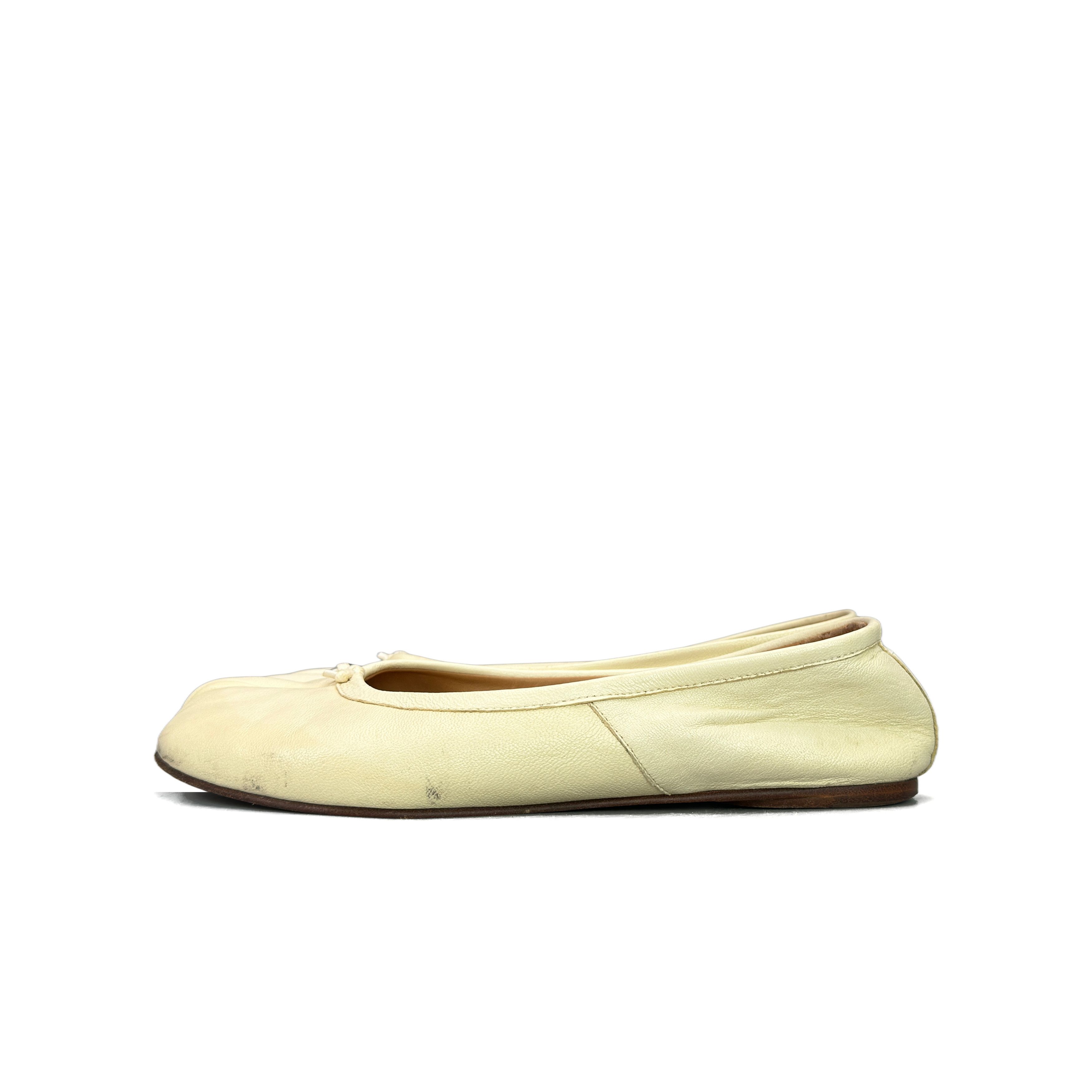 Maison Margiela Maison Margiela Beige Leather Tabi Flats Size 36 Size US 6 / IT 36 - 1 Thumbnail