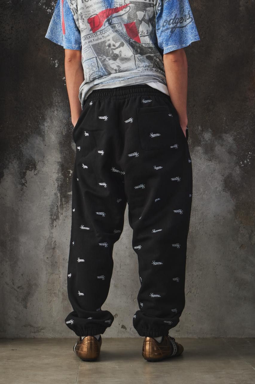 Supreme Supreme Repeat Script Sweatpant FW25 - Black Size US 32 / EU 48 - 2 Thumbnail