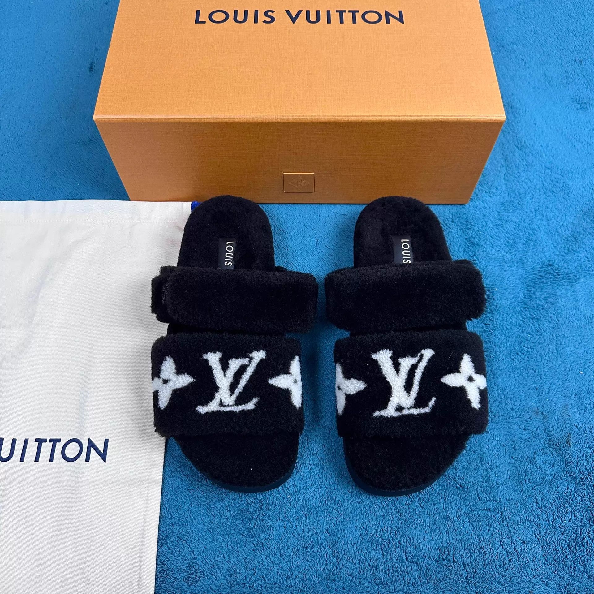 Louis Vuitton LV 25SS Pool Pillow Comfort Mink Fur Flip Flop B&W 39 Size US 8.5 / IT 38.5 - 1 Thumbnail