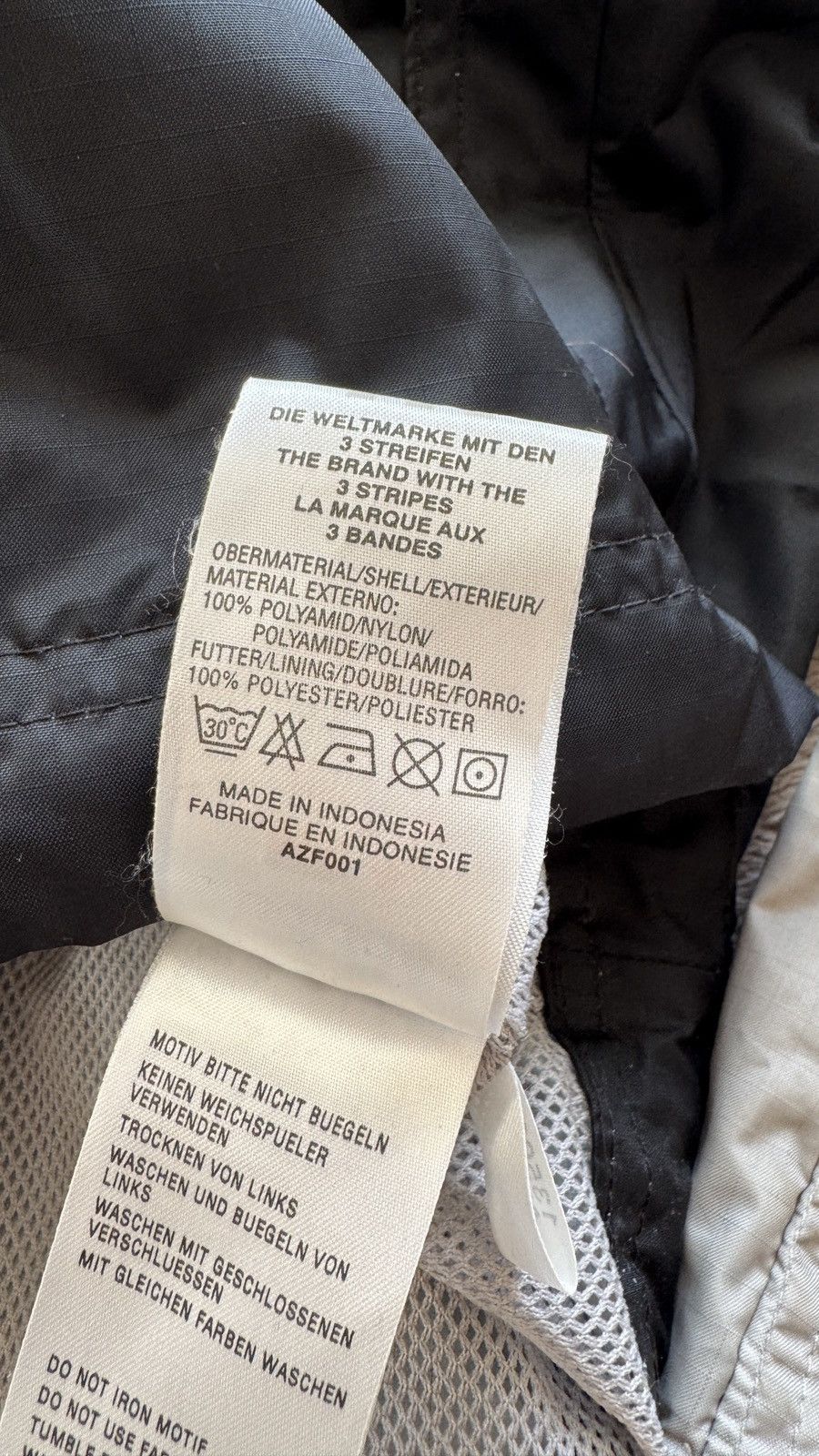 Vintage Vintage Adidas Newcastle United 2002 Training Rain Jacket Size US L / EU 52-54 / 3 - 9 Thumbnail