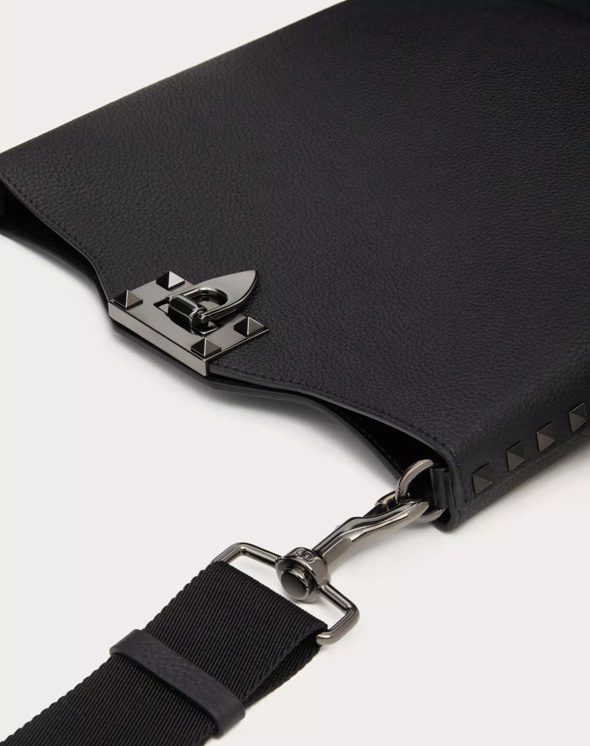 Valentino oc11z0725 Size: OS/ Grainy Calfskin Crossbody Bag in Black Size ONE SIZE - 7 Thumbnail