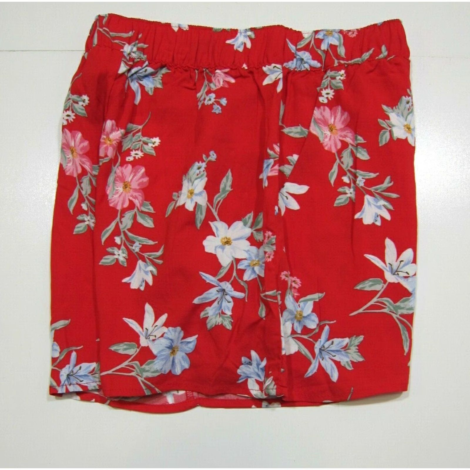 H&M NWT H&M 100% Rayon Red Floral High Rise Waist Short Women 0/4 Pocket Side Pockets 23" Waist 28" Stretched 36" Hip Inseam 2" Rise Beige? Wait no. Size 40" / US 18 - 7 Thumbnail